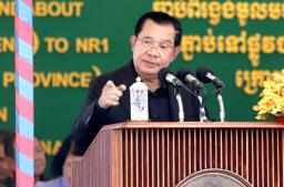 　カンボジアの首都プノンペン郊外で演説するフン・セン首相＝３日（共同）