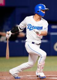 　２回中日無死二、三塁、龍空が右前に勝ち越し打を放つ＝バンテリンドーム