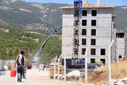 　被災者向け復興住宅の建設現場＝３日、トルコ南部ガジアンテプ近郊（共同）