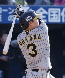 　１回阪神１死一、三塁、大山が左中間に先制３ランを放つ＝横浜