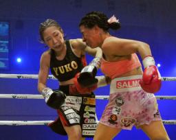 　世界女子アトム級２団体王座統一戦で、モンセラット・アラルコン（右）を攻める黒木優子＝神戸市立中央体育館