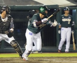 　８回楽天２死一塁、小郷が左中間に勝ち越し二塁打を放つ＝楽天モバイルパーク
