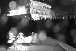 　黒海でロシアのタンカーに接近する水上ドローンからの映像。５日に公開された動画からの画像（ＡＰ＝共同）