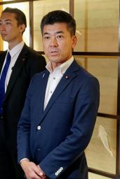 　記者団の取材に応じる立憲民主党の泉代表＝６日午後、広島市