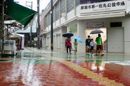 　台風６号の影響で閑散とする第一牧志公設市場前の道路＝６日午後、那覇市