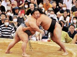 　霧島（右）と取り組む貴景勝＝仙台市