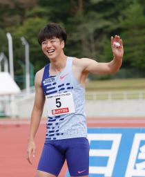 　男子１００メートルで優勝し笑顔の多田修平＝富士山の銘水スタジアム