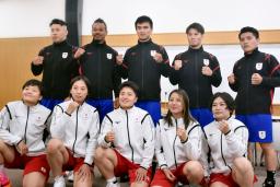 　記者会見でポーズをとる杭州アジア大会ボクシング日本代表の並木月海（前列右端）ら。後列右端は坪井智也、同左から２人目は岡沢セオン＝６日、東京都内