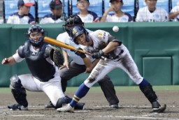 　共栄学園―聖光学院　４回裏聖光学院１死二、三塁、松尾が三塁内野安打となるスクイズを決める。捕手菊池＝甲子園