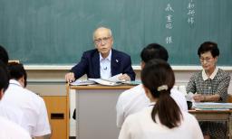 　母校の教員研修で証言する森重昭さん＝６日午後１時５０分、広島市