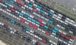 　中国上海市の港に並ぶ輸出を待つ車＝７月（新華社＝共同）