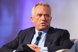 　米ニューヨークでの会合で話をするロバート・ケネディ・ジュニア氏＝７月（ゲッティ＝共同）