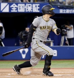 　６回阪神２死一、三塁、佐藤輝が左中間に２点二塁打を放つ＝横浜