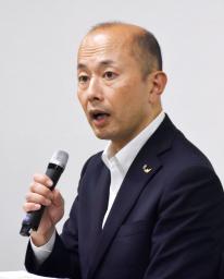 　記者会見する長崎市の鈴木史朗市長＝６日午後、市役所