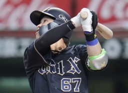 　６回オリックス２死一塁、中川圭が中越えにこの試合２本塁打目となる２ランを放つ＝ベルーナドーム