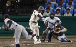 　浦和学院―仙台育英　７回表浦和学院１死二、三塁、三井が右前に２点打を放つ。投手高橋、捕手尾形＝甲子園