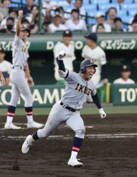 　浦和学院―仙台育英　３回裏、本塁打を放ち、ガッツポーズする仙台育英・湯田＝甲子園
