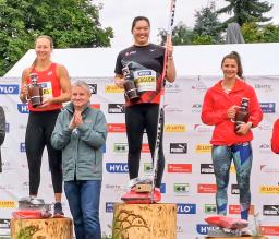 　陸上のコンチネンタルツアー・ブロンズの女子やり投げで優勝し、笑顔の北口榛花（右から２人目）＝オッフェンブルク（共同）
