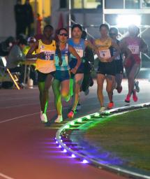 　陸上のホクレン中長距離チャレンジ全５戦で導入された、トラック上の発光機器で選手のペースを誘導する「ウエーブライト」＝７月、士別市営陸上競技場