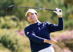 　最終ラウンド、ティーショットを放つ渋野日向子。通算７アンダーの１６位＝ダンドナルド・リンクス（共同）