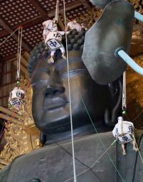 　奈良・東大寺で行われた、大仏のほこりを払う夏の恒例行事「お身拭い」＝７日午前