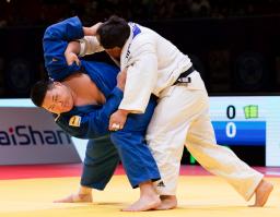 　男子１００キロ超級３位決定戦で攻める斉藤立（左）＝ブダペスト（共同）