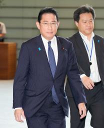 　首相官邸に入る岸田首相＝７日午前