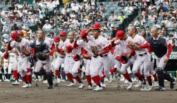 　川之江に勝利し、駆け出す高知中央ナイン＝甲子園