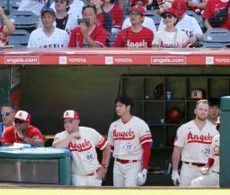 　マリナーズ戦でベンチから試合を見守るエンゼルス・大谷（１７）とネビン監督（その左）。延長で敗れ６連敗となった＝アナハイム（共同）