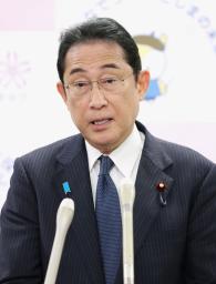 　報道陣の質問に答える岸田首相＝７日午後、東京都豊島区役所（代表撮影）