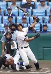 　履正社―鳥取商　１回表履正社１死一、二塁、森田が左越えに先制３ランを放つ。捕手岡垣＝甲子園