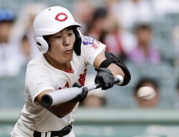 　英明―智弁学園　タイブレークの１０回裏智弁学園１死二、三塁、谷口がサヨナラの投前スクイズを決める＝甲子園