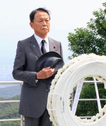 　李登輝元総統の墓を訪れた自民党の麻生副総裁＝７日、台湾北部の新北市（共同）
