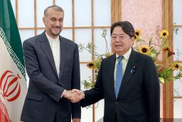 　イランのアブドラヒアン外相（左）と握手する林外相＝７日午後、外務省