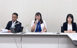 　記者会見する東京都渋谷区の桑水流弓紀子区議（中央）＝７日午後、東京都千代田区
