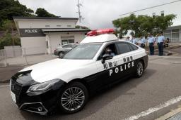 　開所された現地警戒所から巡回に出発するパトカー＝７日午後、和歌山県太地町