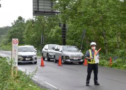 　蒸気噴出を抑える準備作業のため通行止めになった周辺道路＝７日午後、北海道蘭越町