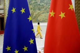 　ＥＵと中国の旗＝２０１８年６月、北京（ロイター＝共同）