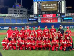 　ソフトボール女子の日米対抗最終戦に勝利し、笑顔の日本代表＝横浜スタジアム