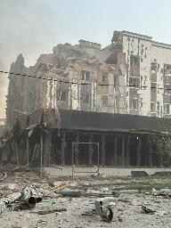 　７日、ウクライナ・ドネツク州ポクロフスクで、ロシア軍のミサイル攻撃を受け損壊した建物（同州知事提供、ロイター＝共同）