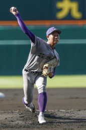 　宇部鴻城戦に先発した花巻東・小松＝甲子園