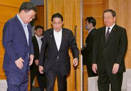 　閣議に臨む岸田首相（中央）。右は浜田靖一防衛相＝８日午前、首相官邸