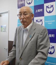 　中間貯蔵施設を巡る全員協議会後に、取材に応じる山口県上関町の西哲夫町長＝８日午前