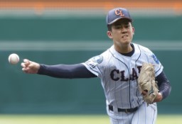 　前橋商戦で１失点完投のクラーク・新岡＝甲子園