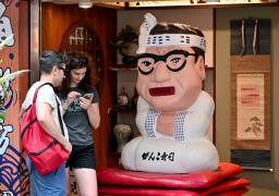 　リニューアルオープンした「がんこ　道頓堀店」の入り口に登場した「がんこおやじ」のオブジェ＝８日午後、大阪市