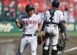 　日大山形―おかやま山陽　６回裏おかやま山陽２死一、三塁、飯田の左前打で生還しガッツポーズする三走渡辺＝甲子園