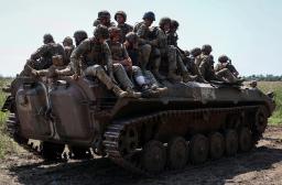 　歩兵戦闘車に乗るウクライナ兵＝ザポロジエ州、７月３１日（ロイター＝共同）
