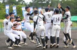 　男子ソフトボールで初優勝を果たし、喜ぶ島原工の選手たち＝石狩市スポーツ広場