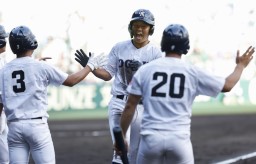 　大垣日大―近江　３回表、山田の２点二塁打で生還し、タッチを交わす大垣日大の高橋＝甲子園
