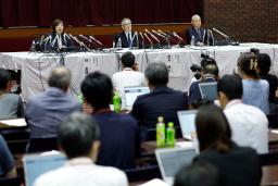 　日本大アメリカンフットボール部員の事件について、記者会見する林真理子理事長（左）ら＝８日午後、東京都千代田区